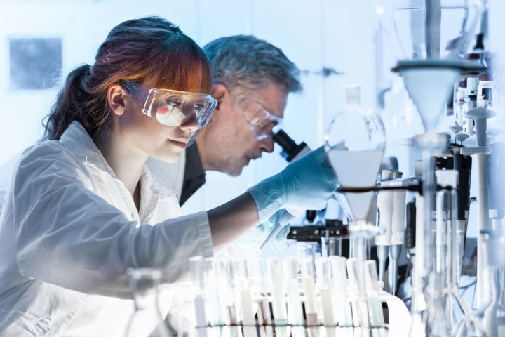 Kvinnelig og mannlig forsker i arbeid i laboratorium