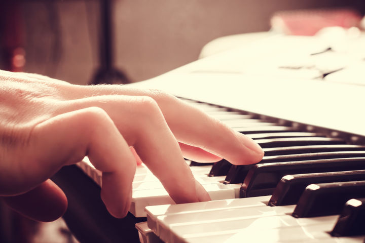 Hender som spiller piano