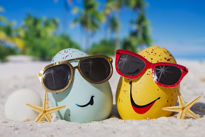 To påskeegg med solbriller på en strand