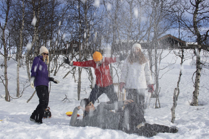 Ungdommer som leker i snø