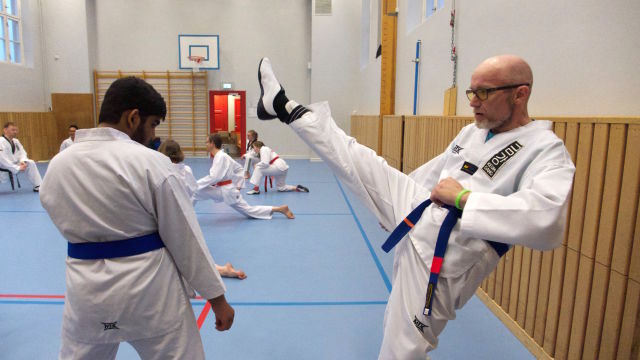 Illustrasjonsbilde til saken Kom seg opp av rullestolen med karate trening